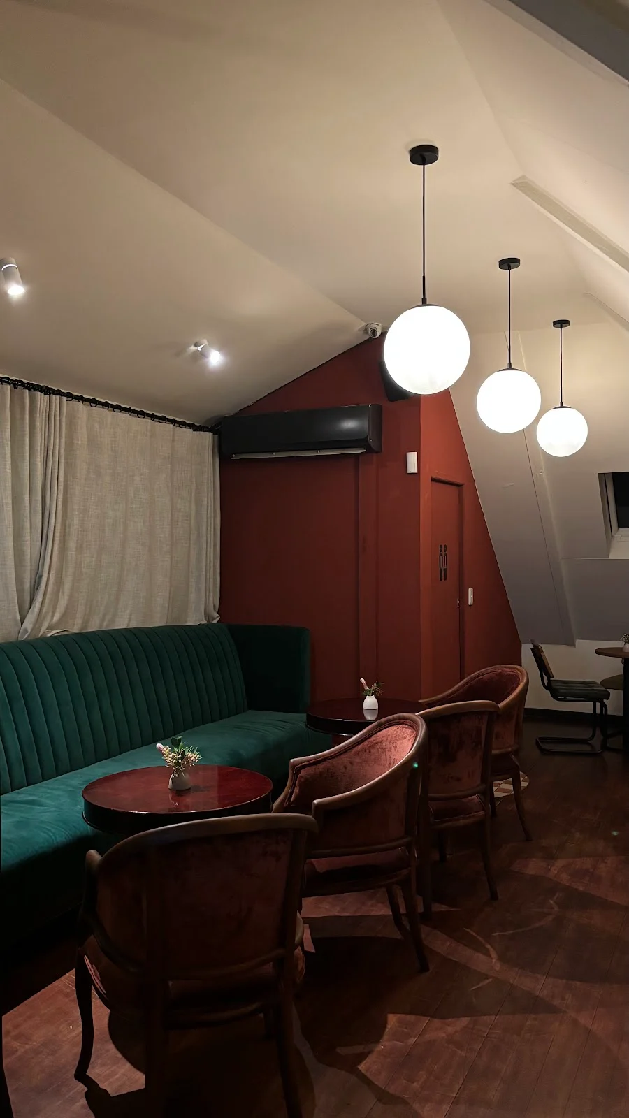 Unclaimed Bar, photo 3